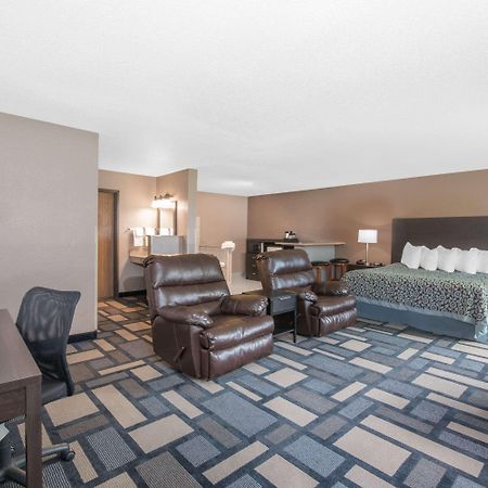 Days Inn By Wyndham Watertown Buitenkant foto