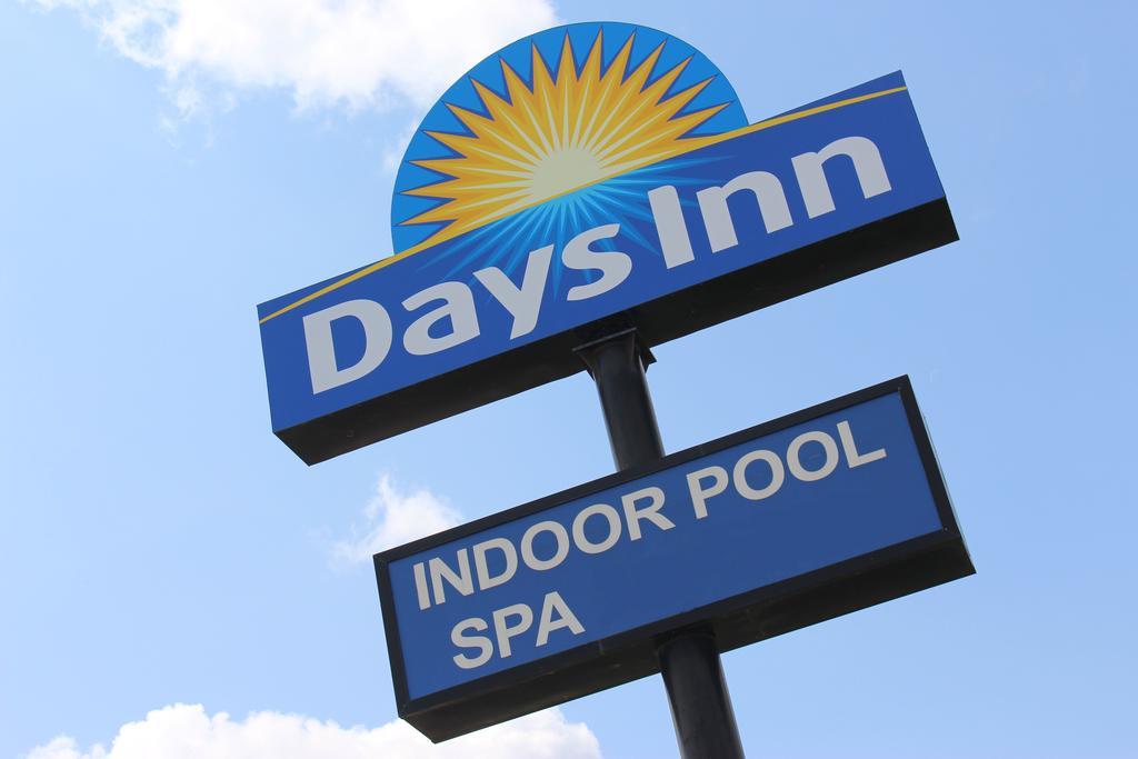Days Inn By Wyndham Watertown Buitenkant foto
