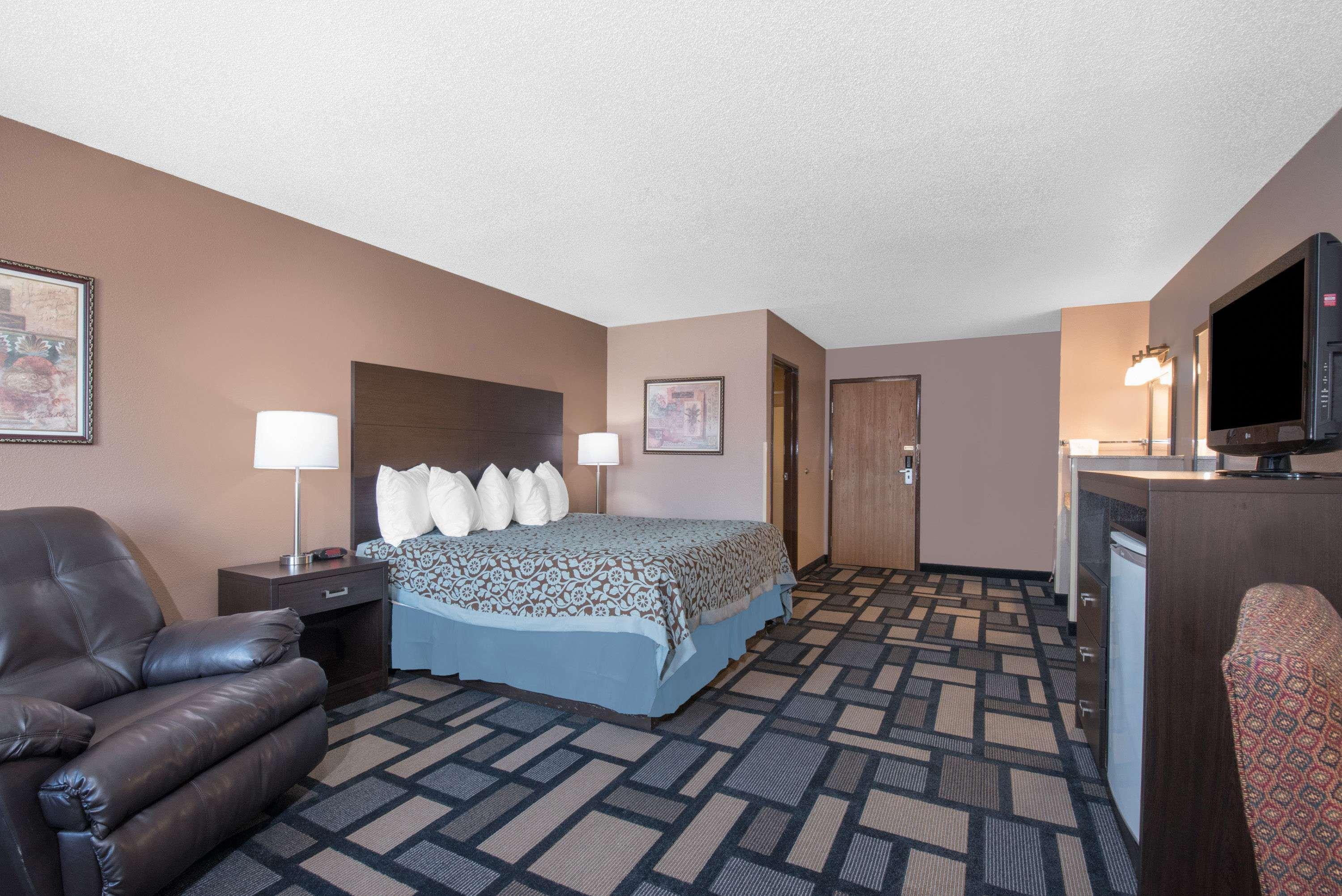 Days Inn By Wyndham Watertown Buitenkant foto