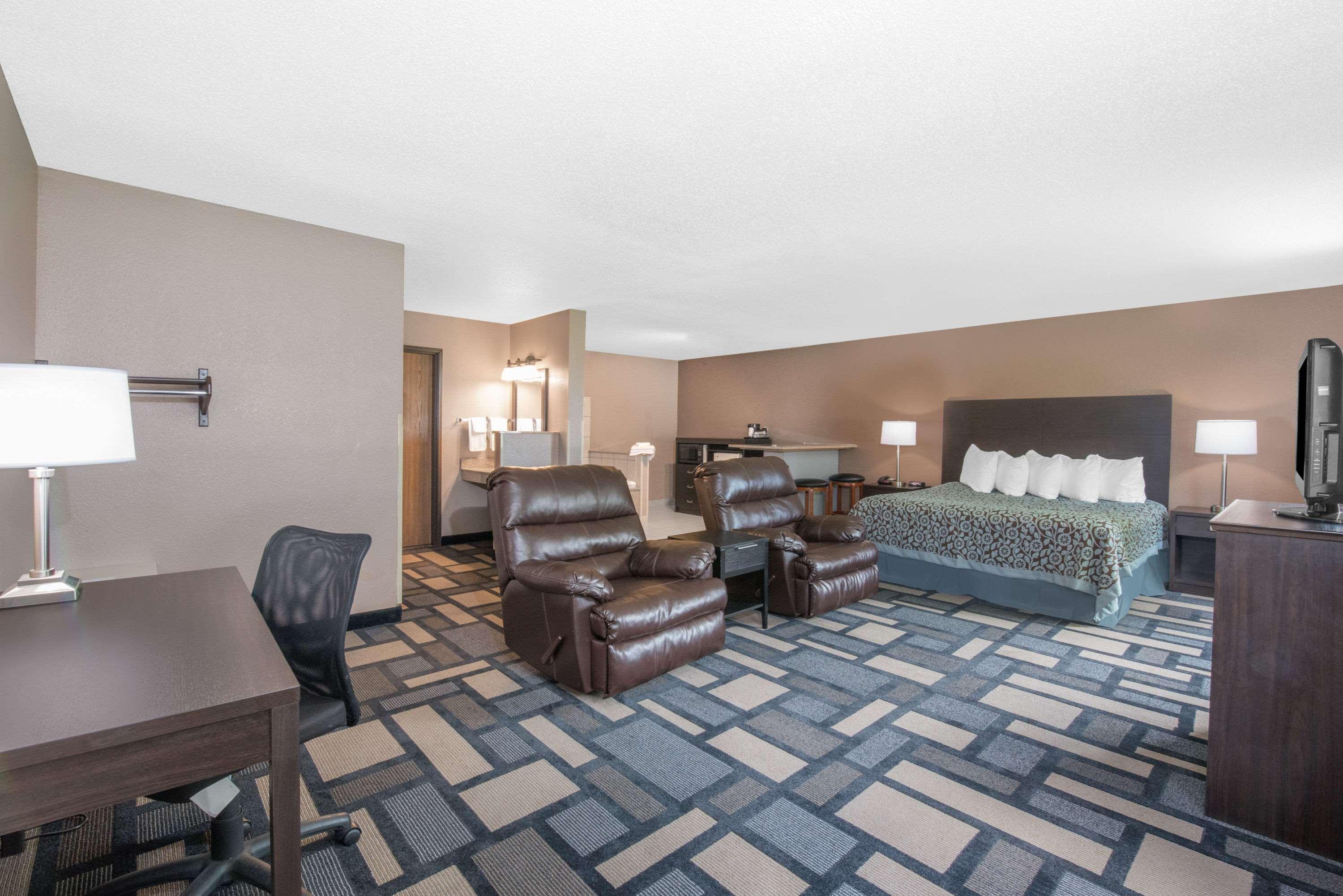 Days Inn By Wyndham Watertown Buitenkant foto