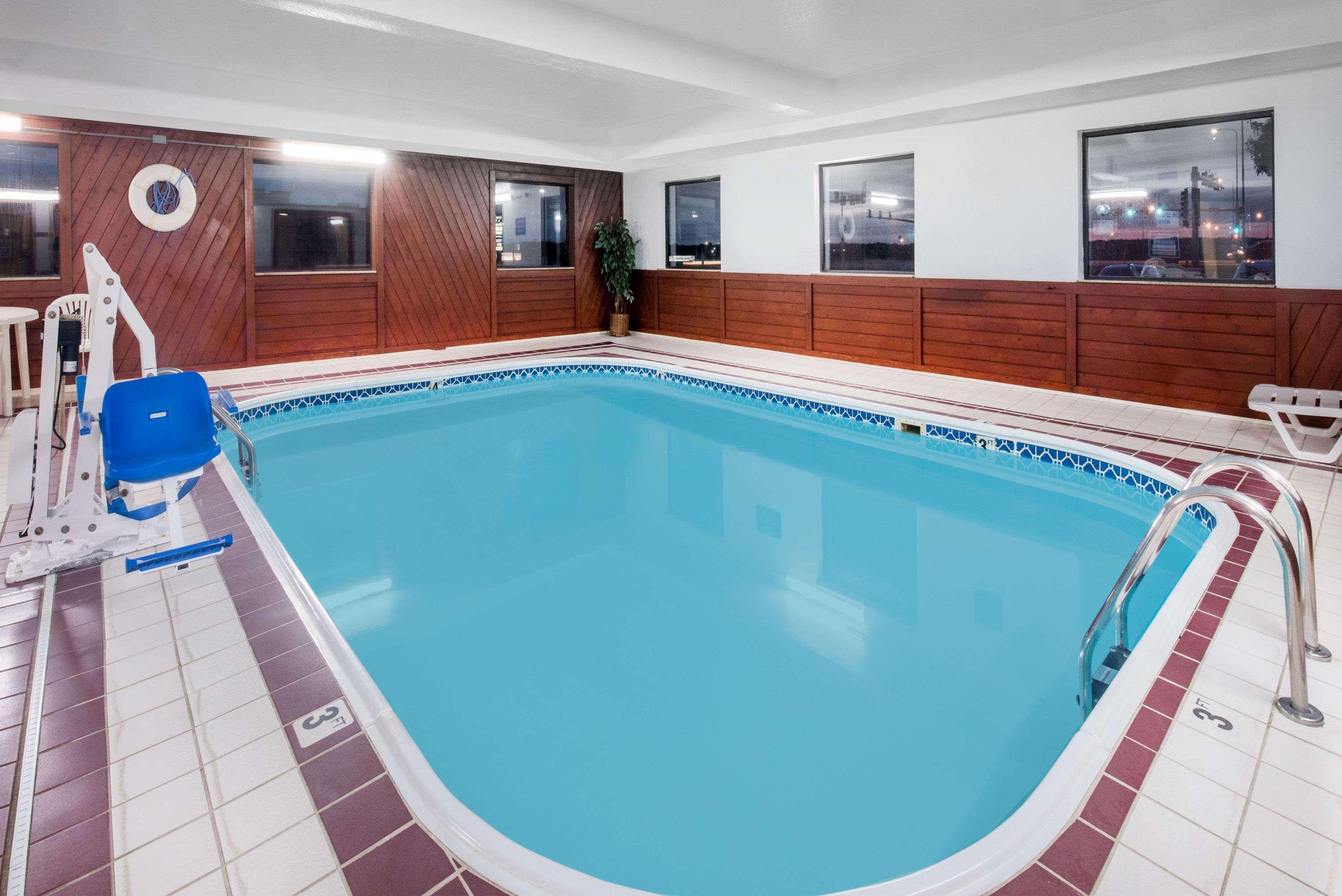 Days Inn By Wyndham Watertown Buitenkant foto