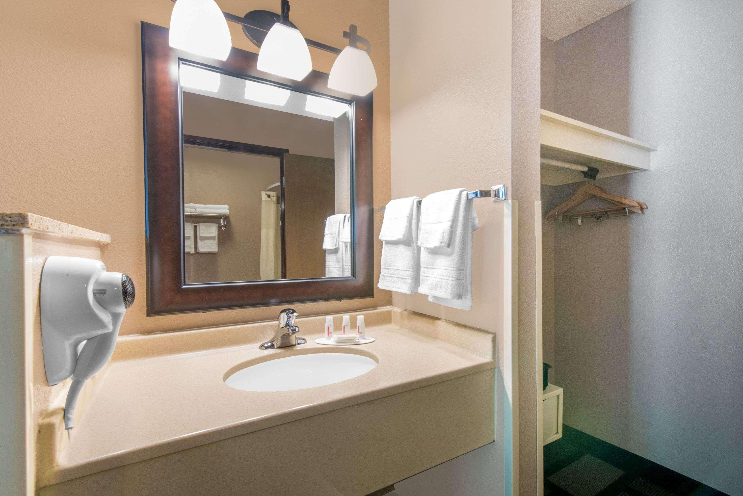 Days Inn By Wyndham Watertown Buitenkant foto