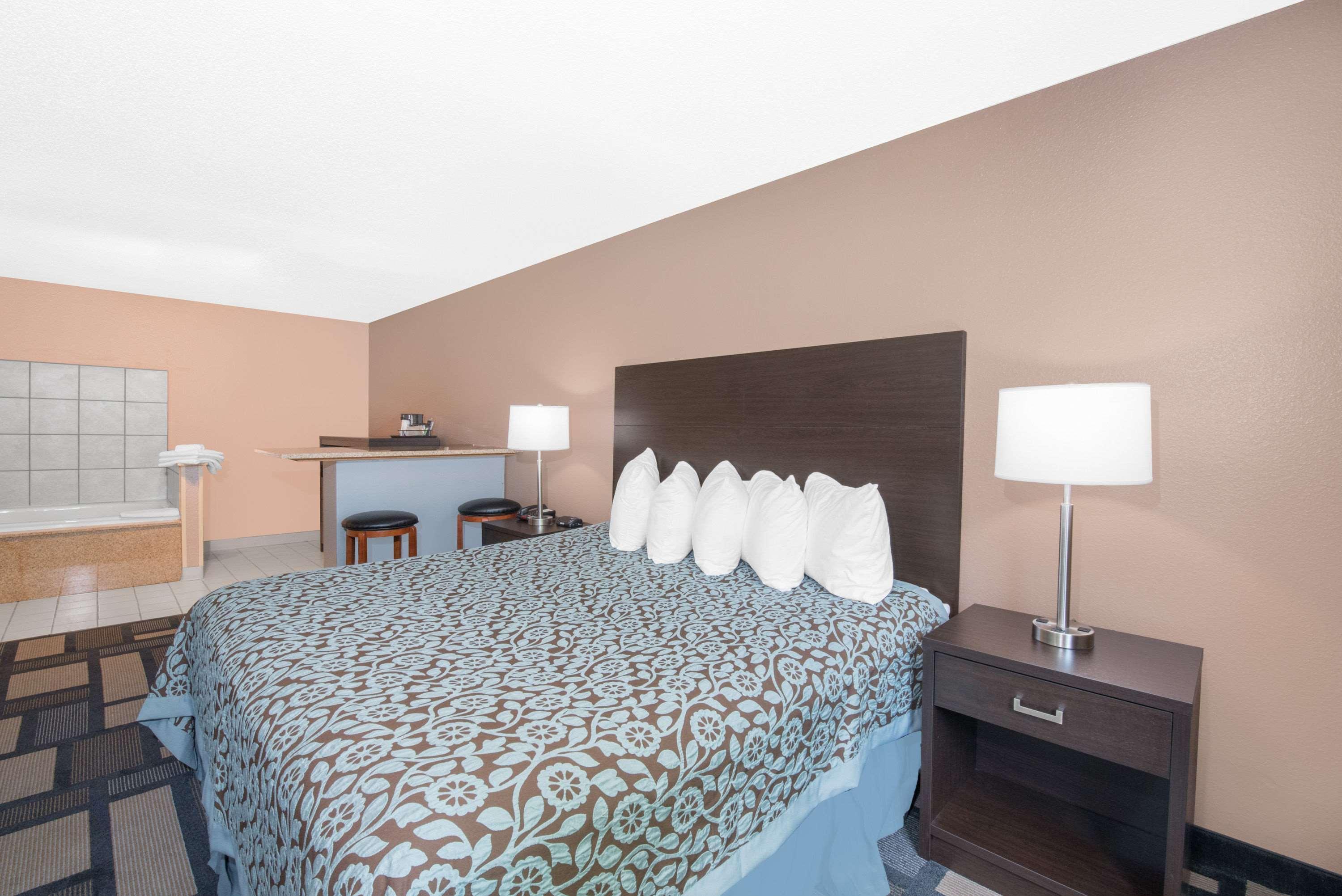 Days Inn By Wyndham Watertown Buitenkant foto