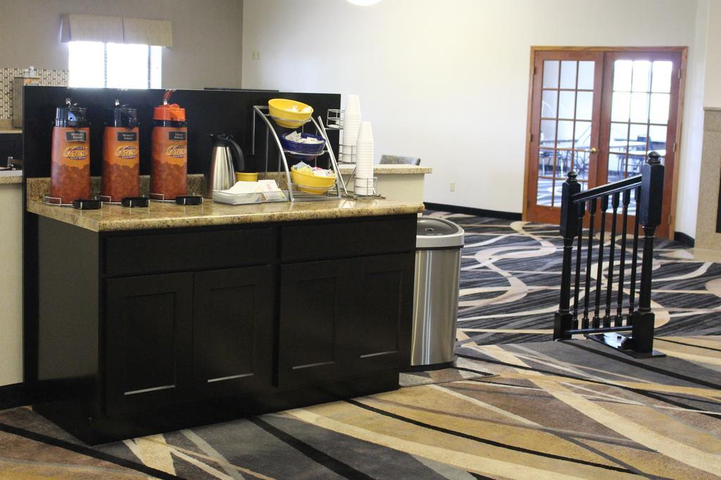 Days Inn By Wyndham Watertown Buitenkant foto