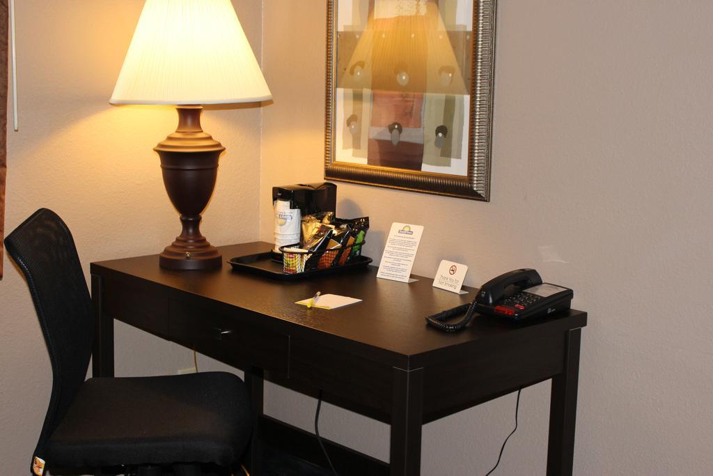 Days Inn By Wyndham Watertown Buitenkant foto